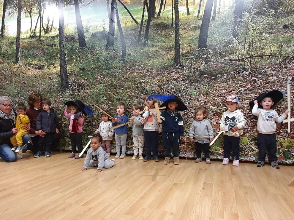 Els alumnes de l'Escola Bressol Estel visiten l'Espai Rocaguinarda amb els seus avis